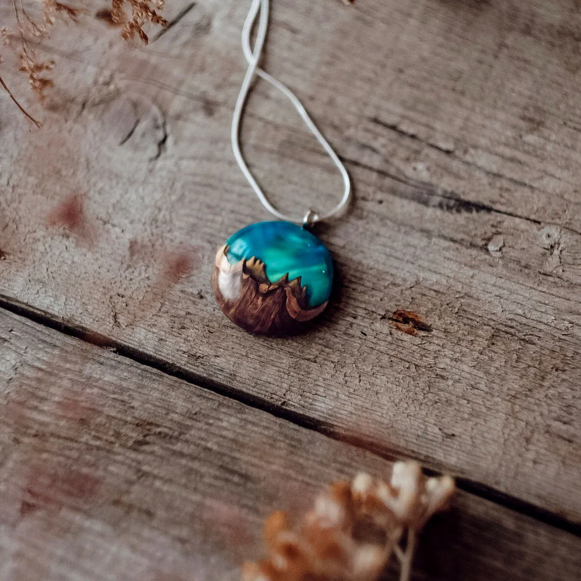 Aurora Borealis | opal pendant [round]