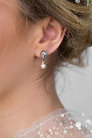 Dainty Small Pearl Bridal Earring