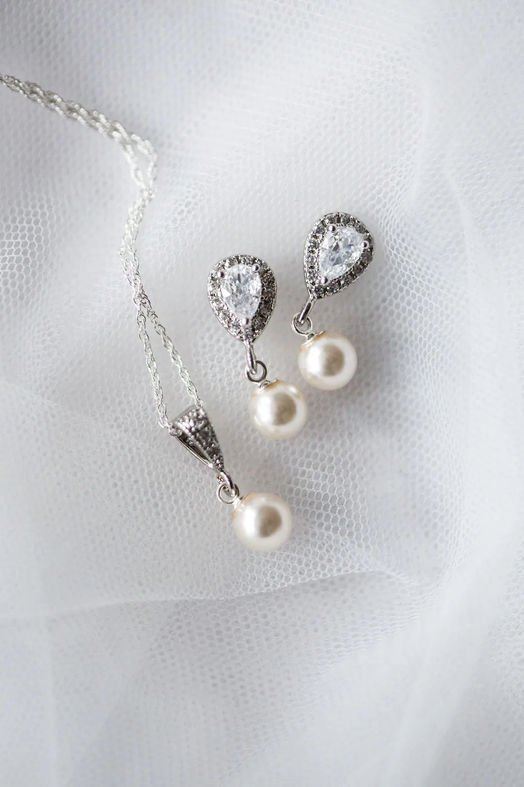 Dainty Small Pearl Bridal Earring